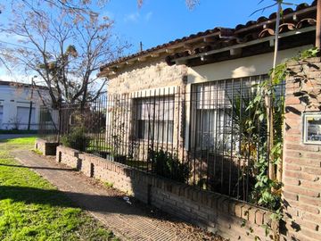 CASA 3 DORMITORIOS CON COCHERA Y PATIO EN BURZACO