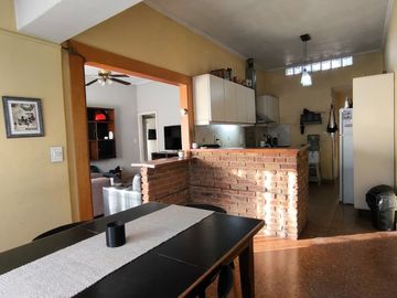 CASA 3 DORMITORIOS CON COCHERA Y PATIO EN BURZACO