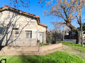 CASA 3 DORMITORIOS CON COCHERA Y PATIO EN BURZACO