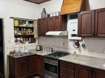 Oportunidad Única en Munro: Casa + Local Comercial