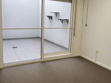 VENTA 2 AMBIENTES CON PATIO APTO PROFESIONAL