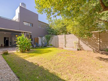 VENTA CASA 7 AMB RESTAURADA PILETA FONDO Y GARAGE