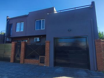 VENTA CASA 7 AMB RESTAURADA PILETA FONDO Y GARAGE