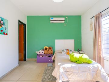 VENTA CASA 7 AMB RESTAURADA PILETA FONDO Y GARAGE