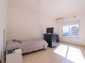 VENTA CASA 7 AMB RESTAURADA PILETA FONDO Y GARAGE