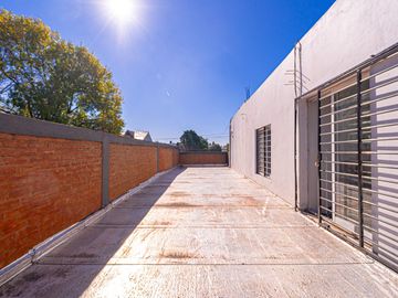 VENTA CASA 7 AMB RESTAURADA PILETA FONDO Y GARAGE