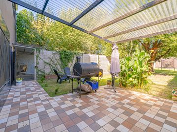 VENTA CASA 7 AMB RESTAURADA PILETA FONDO Y GARAGE