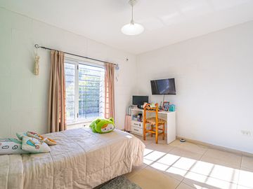 VENTA CASA 7 AMB RESTAURADA PILETA FONDO Y GARAGE