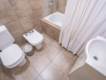 VENTA CASA 7 AMB RESTAURADA PILETA FONDO Y GARAGE