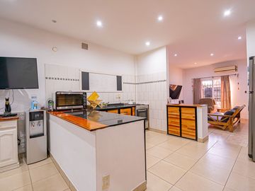 VENTA CASA 7 AMB RESTAURADA PILETA FONDO Y GARAGE