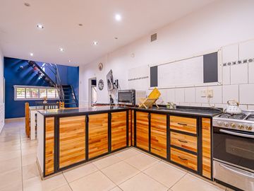 VENTA CASA 7 AMB RESTAURADA PILETA FONDO Y GARAGE
