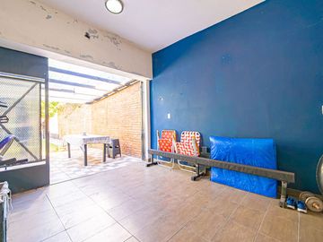 VENTA CASA 7 AMB RESTAURADA PILETA FONDO Y GARAGE