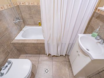 VENTA CASA 7 AMB RESTAURADA PILETA FONDO Y GARAGE
