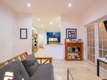 VENTA CASA 7 AMB RESTAURADA PILETA FONDO Y GARAGE