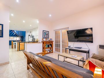VENTA CASA 7 AMB RESTAURADA PILETA FONDO Y GARAGE