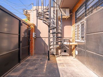 VENTA CASA 7 AMB RESTAURADA PILETA FONDO Y GARAGE