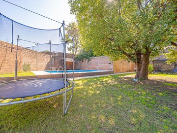 VENTA CASA 7 AMB RESTAURADA PILETA FONDO Y GARAGE