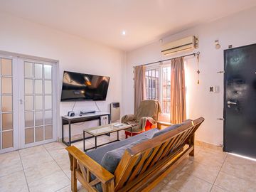 VENTA CASA 7 AMB RESTAURADA PILETA FONDO Y GARAGE