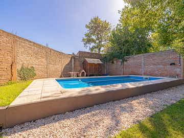 VENTA CASA 7 AMB RESTAURADA PILETA FONDO Y GARAGE