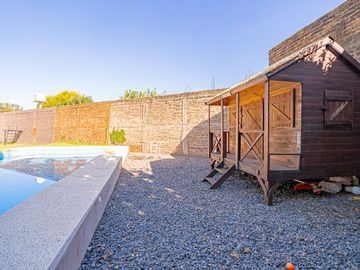 VENTA CASA 7 AMB RESTAURADA PILETA FONDO Y GARAGE
