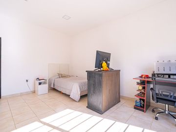VENTA CASA 7 AMB RESTAURADA PILETA FONDO Y GARAGE