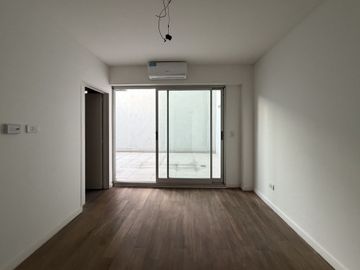 Venta Departamento 2 amb, patio, Pque Patricios