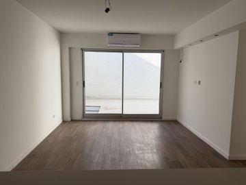 Venta Departamento 2 amb, patio, Pque Patricios