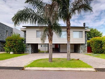 Casa en VENTA OMBUES HUDSON 4 dormitorios y pileta