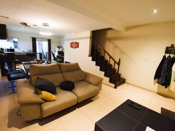 VENTA CASA DOS DORMITORIOS Y COCHERA