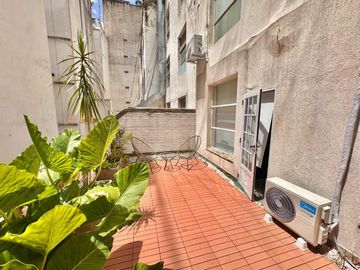 Venta oficina con balcon terraza! Refaccionada