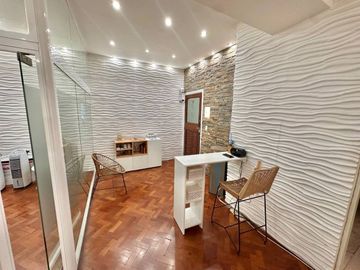 Venta oficina con balcon terraza! Refaccionada