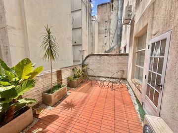 Venta oficina con balcon terraza! Refaccionada