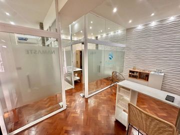 Venta oficina con balcon terraza! Refaccionada