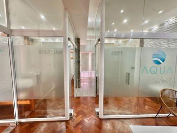 Venta oficina con balcon terraza! Refaccionada