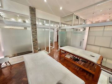 Venta oficina con balcon terraza! Refaccionada