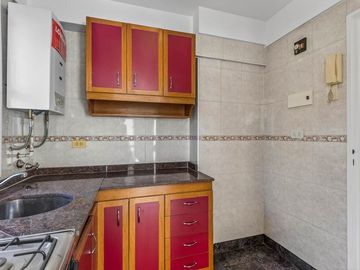 Depto 2 amb semipiso amplio refac.c/patio y balcón