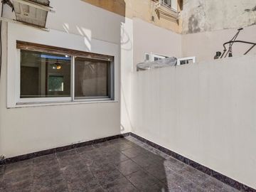Depto 2 amb semipiso amplio refac.c/patio y balcón