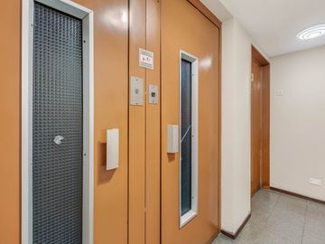 Depto 2 amb semipiso amplio refac.c/patio y balcón