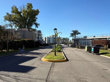 VENTA 2 AMBIENTES CON PATIO CON JARDIN EN LAGOON
