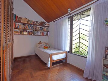 Casa 5 Amb en Venta Florida B Roca con pileta