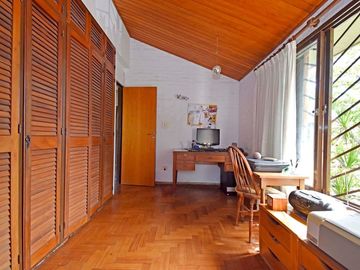Casa 5 Amb en Venta Florida B Roca con pileta
