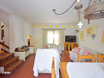 Casa 5 Amb en Venta Florida B Roca con pileta