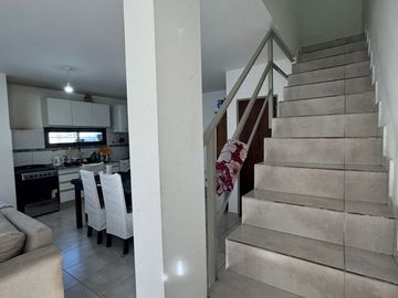 VENTA DUPLEX DOS DORM HOUSING VALLE CERCANO CBA