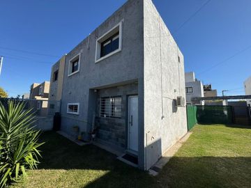 VENTA DUPLEX DOS DORM HOUSING VALLE CERCANO CBA