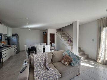 VENTA DUPLEX DOS DORM HOUSING VALLE CERCANO CBA