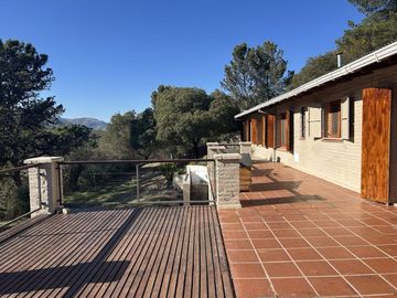 CASA VENTA LA CUMBRE 3 DORM + 1 DE SERVICIO CBA.