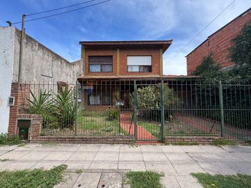 VENTA CASA 4 AMBIENTES CON PATIO PILETA Y GARAGE