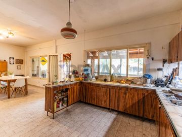 VENTA CASA 4 AMBIENTES CON PATIO PILETA Y GARAGE