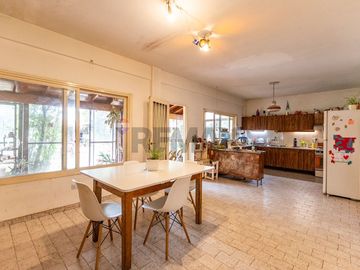 VENTA CASA 4 AMBIENTES CON PATIO PILETA Y GARAGE