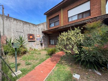 VENTA CASA 4 AMBIENTES CON PATIO PILETA Y GARAGE